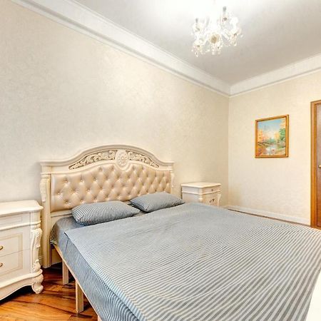 Apartments With 3 Rooms Near Palace Ukraine 키예프 외부 사진
