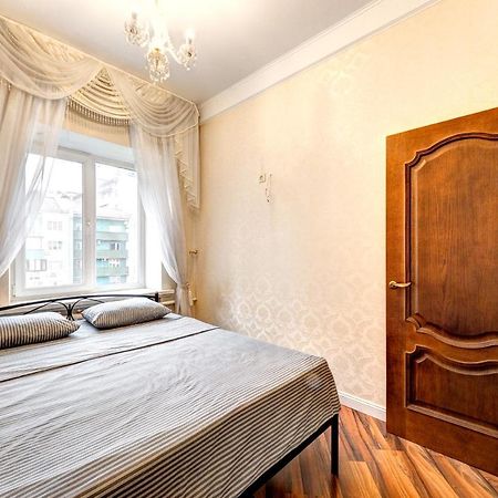 Apartments With 3 Rooms Near Palace Ukraine 키예프 외부 사진