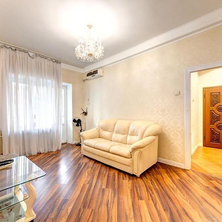 Apartments With 3 Rooms Near Palace Ukraine 키예프 외부 사진