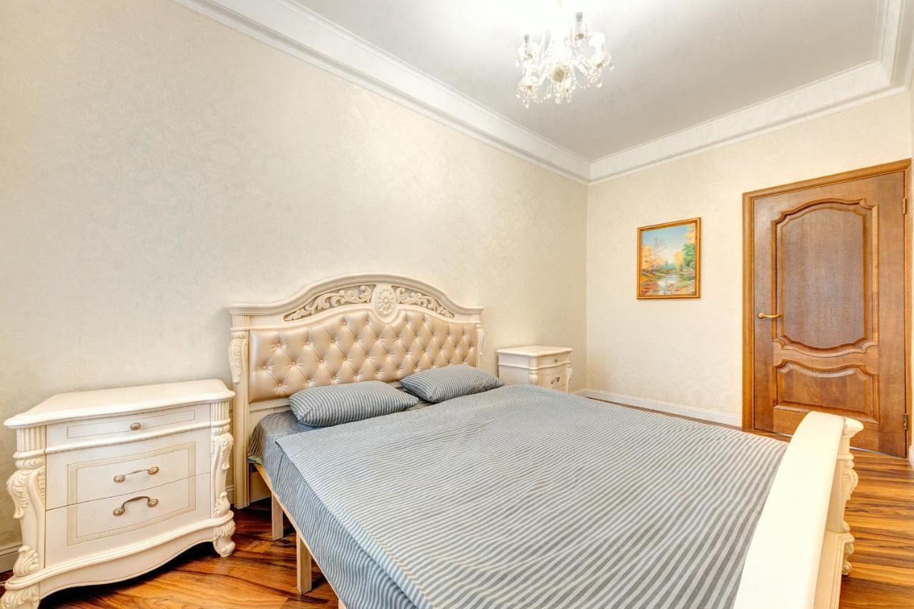 Apartments With 3 Rooms Near Palace Ukraine 키예프 외부 사진