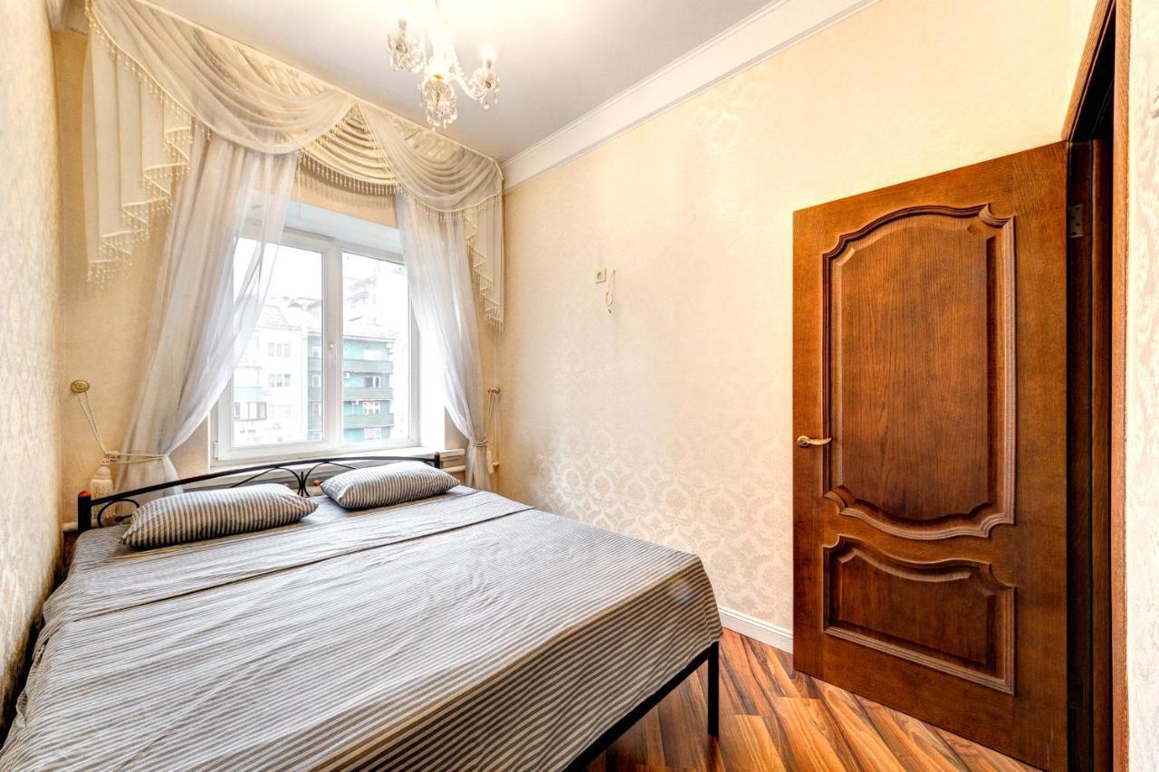 Apartments With 3 Rooms Near Palace Ukraine 키예프 외부 사진
