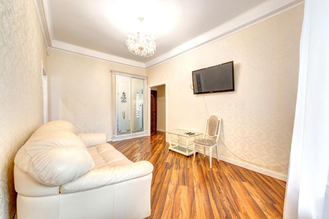 Apartments With 3 Rooms Near Palace Ukraine 키예프 외부 사진