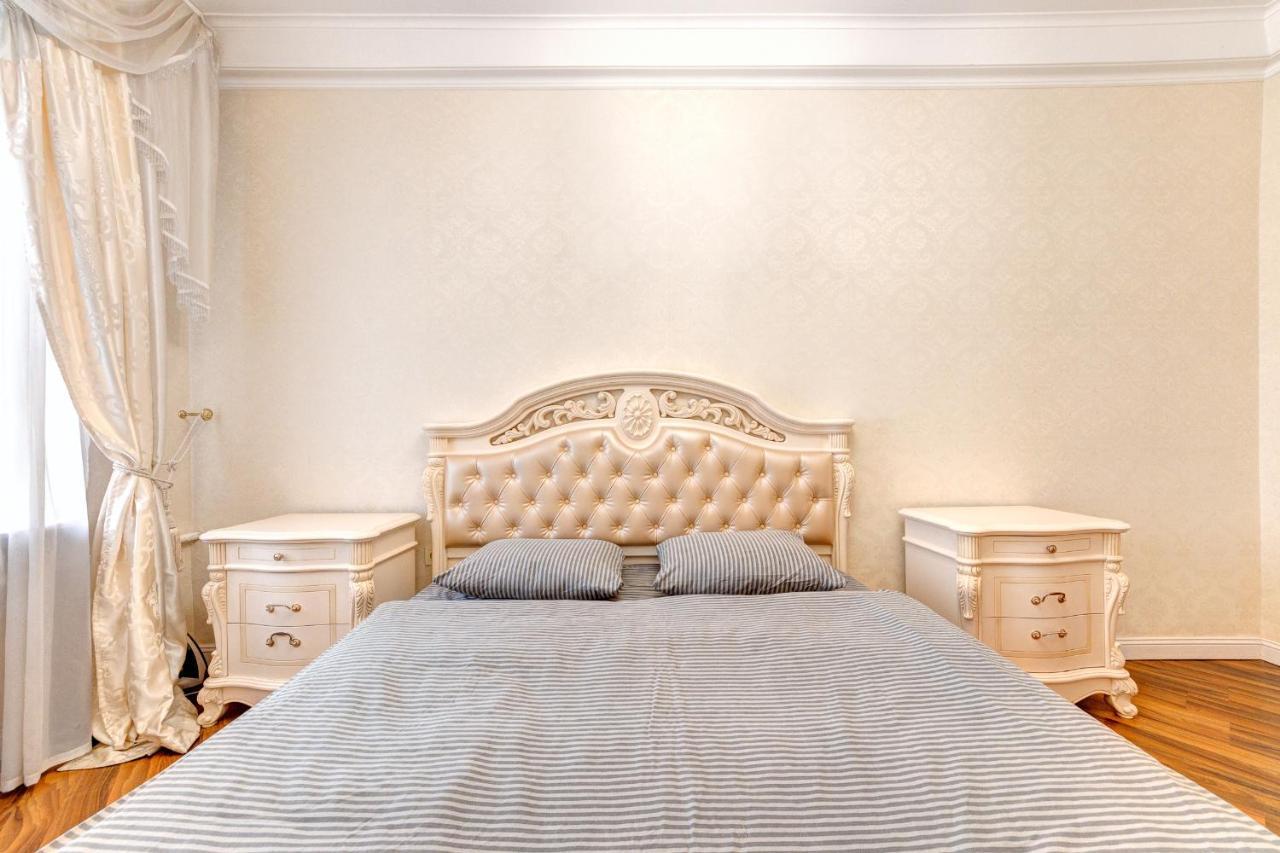 Apartments With 3 Rooms Near Palace Ukraine 키예프 외부 사진