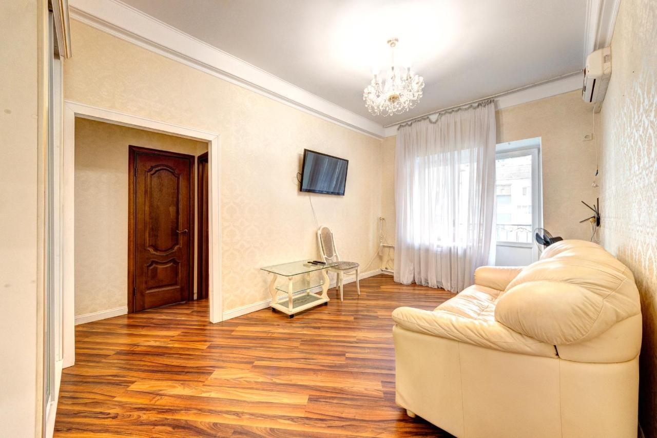 Apartments With 3 Rooms Near Palace Ukraine 키예프 외부 사진