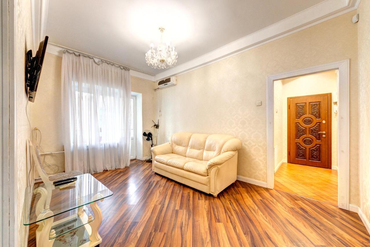 Apartments With 3 Rooms Near Palace Ukraine 키예프 외부 사진