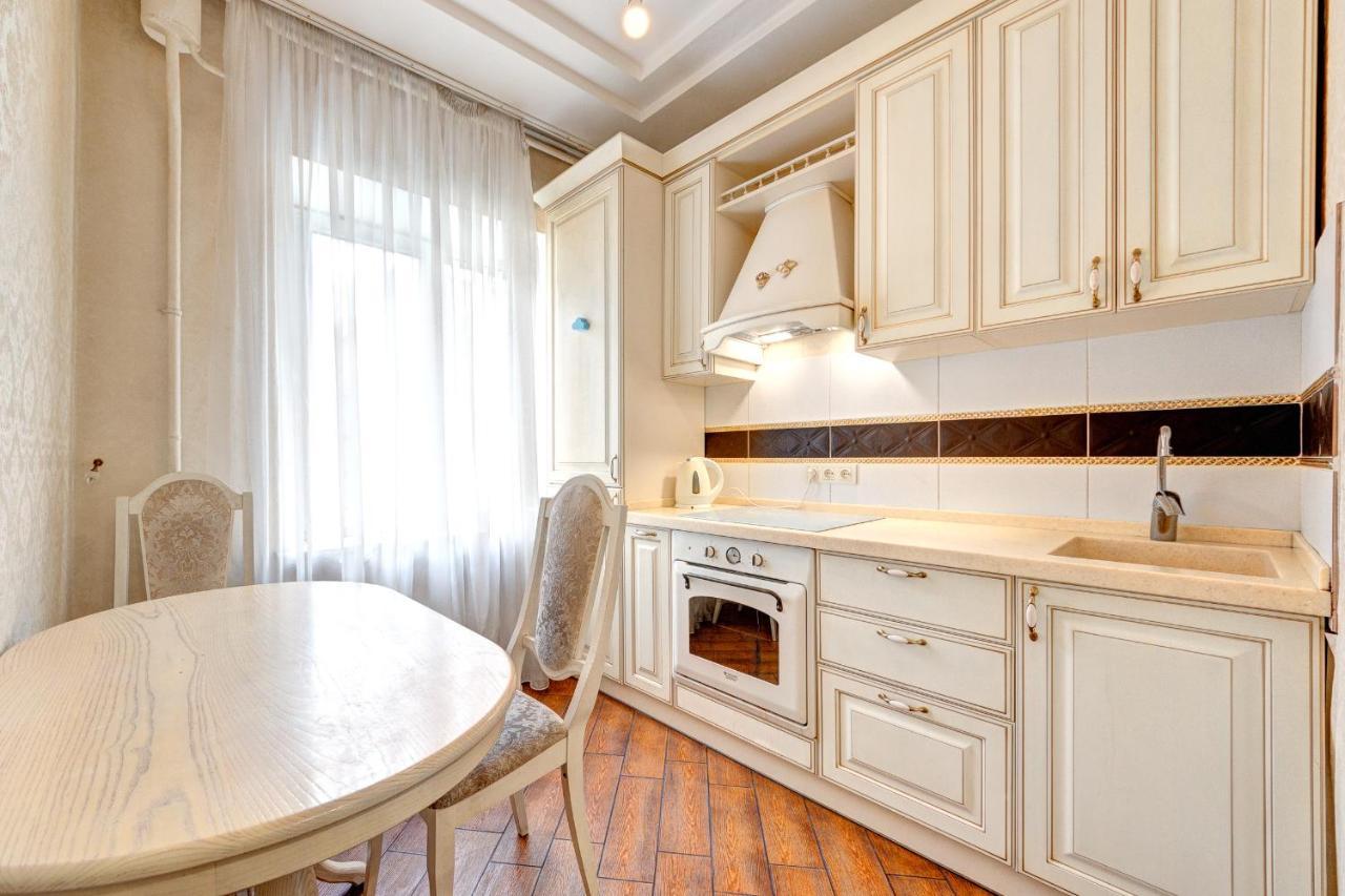 Apartments With 3 Rooms Near Palace Ukraine 키예프 외부 사진