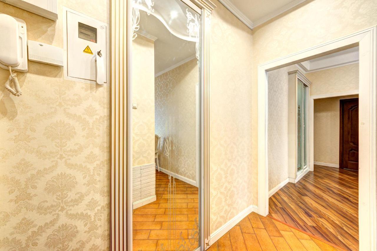 Apartments With 3 Rooms Near Palace Ukraine 키예프 외부 사진
