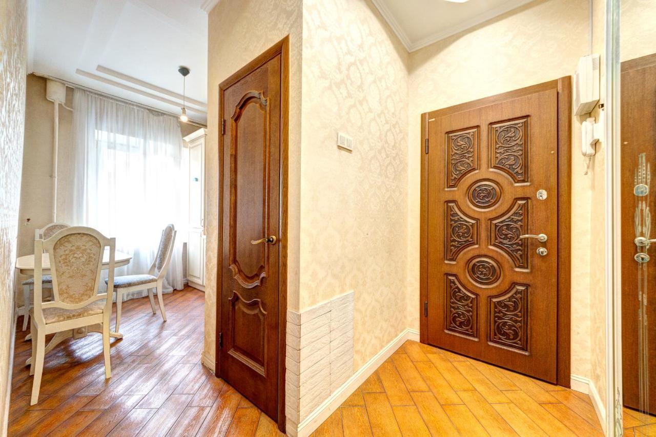Apartments With 3 Rooms Near Palace Ukraine 키예프 외부 사진