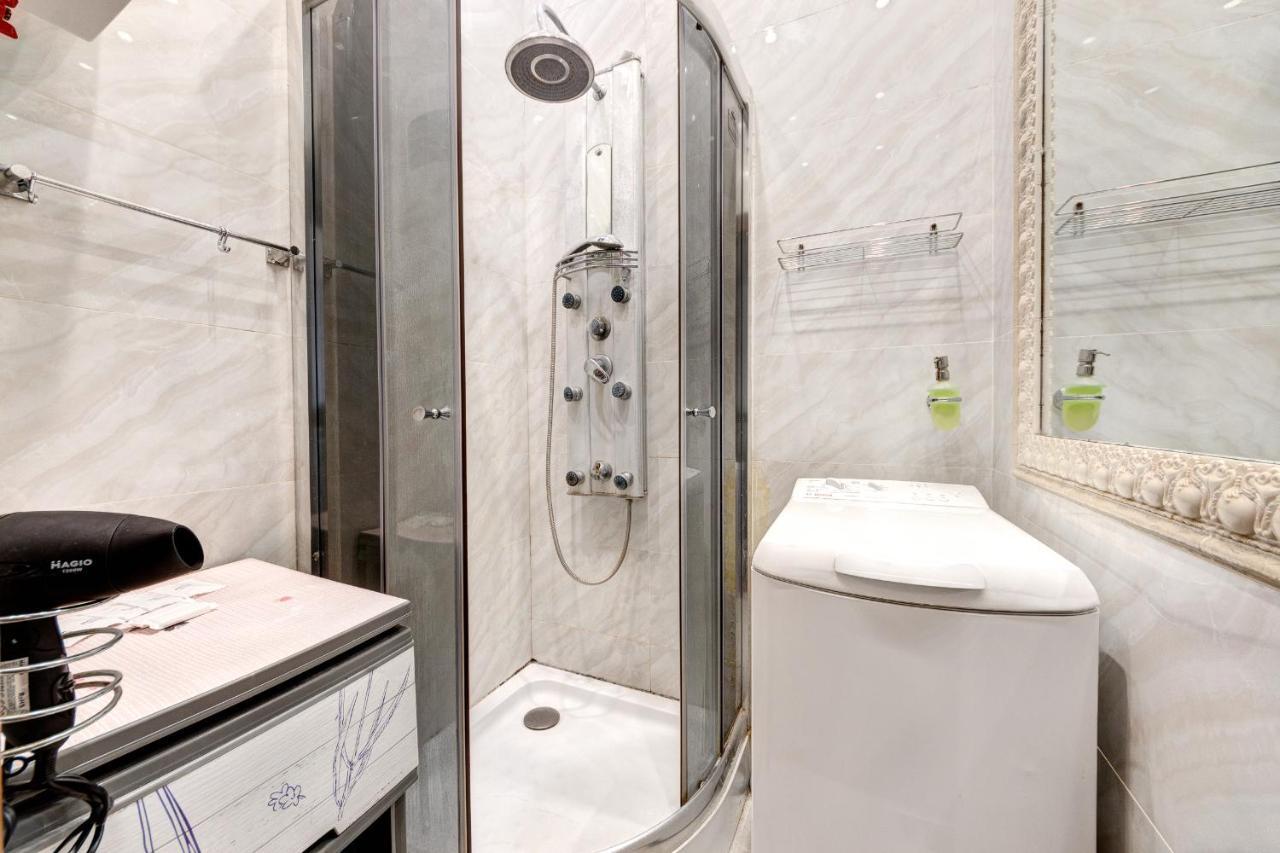 Apartments With 3 Rooms Near Palace Ukraine 키예프 외부 사진