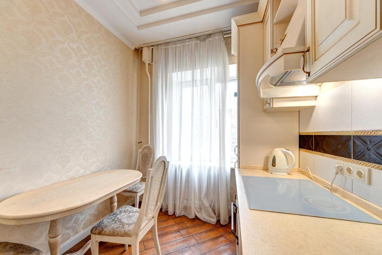 Apartments With 3 Rooms Near Palace Ukraine 키예프 외부 사진