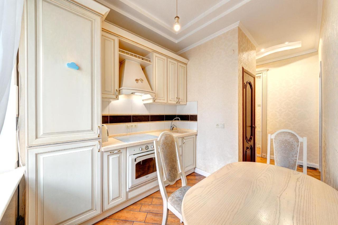 Apartments With 3 Rooms Near Palace Ukraine 키예프 외부 사진